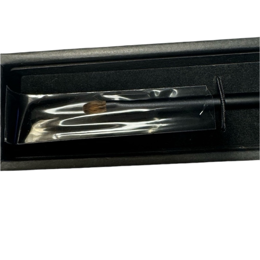 NIB SURRATT SMALL CLASSIC EYESHADOW BRUSH PETITE - Picture 2 of 5